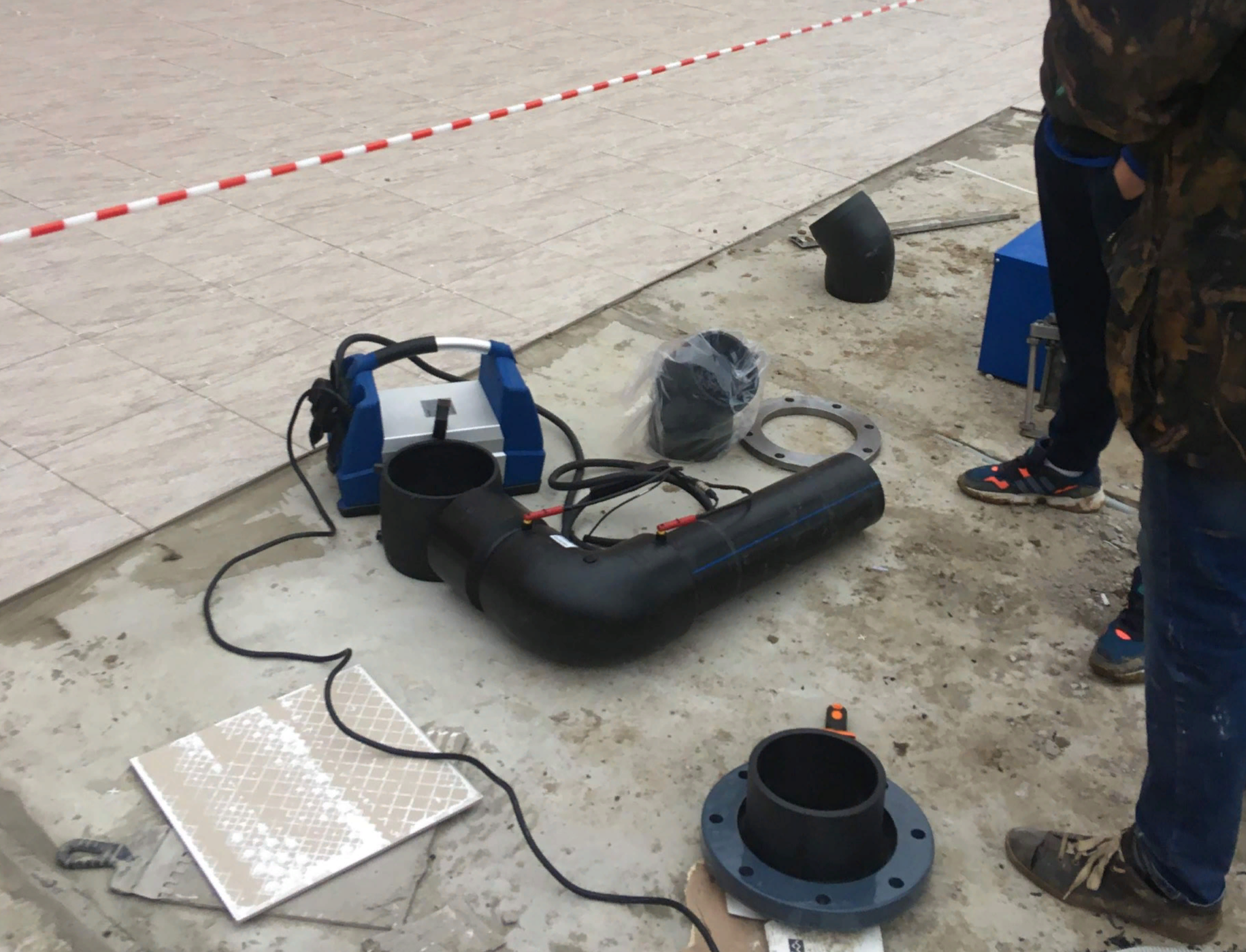 Аппарат в работе при реконструкции бассейна стадиона СКА Ростов